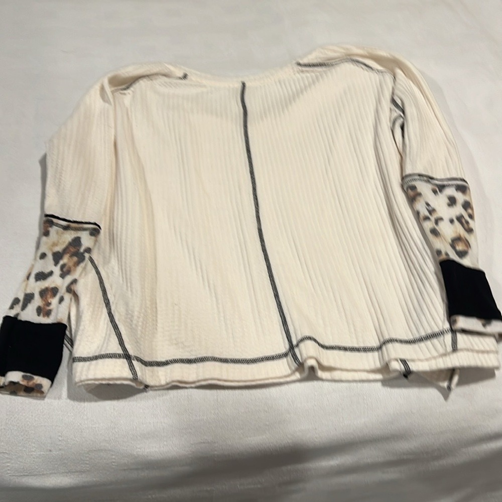 We the free oversized creme top/ animal print sleeves - Picture 3 of 4